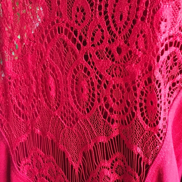 💕TORRID Magenta Cold Shoulder Top With Lace Sleeves💕 - Picture 3 of 4